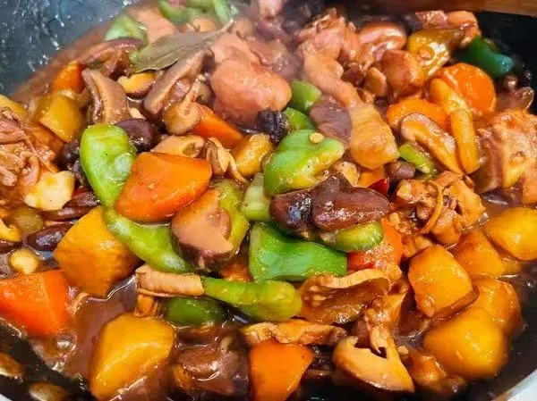 黄焖鸡腿肉 鸡的蛋白质含量颇多，在肉之间，可以说是蛋白质最高的肉类之一，它是属于高蛋白低脂肪的食品，并且这个蛋白质还很容易被人体吸收，有增强体力，强壮身体的作用